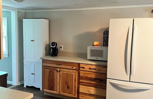 Newfield Cottage | Charming Pet-Friendly Cottage with Spa in Newfield