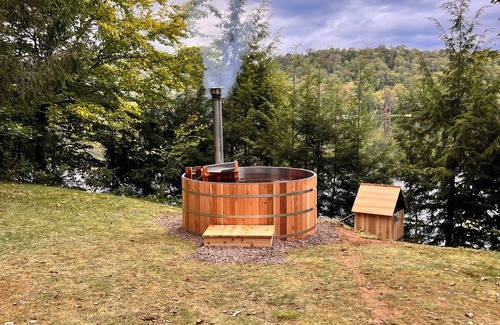 Croghan House | Inviting Lakefront Cabin for Family Reunions & Gatherings