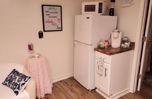 White Apartment | Charming Lake View Studio with Spa and Pet-Friendly Amenities