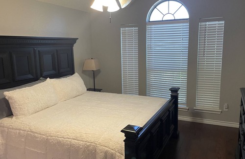 Garland House | Relaxing Retreat in a Quiet Neighborhood Near Shopping
