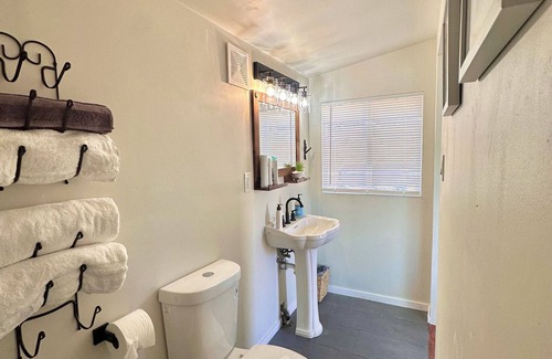 Julian Cottage | Charming Tiny House Cottage with Skylight Near Main Street