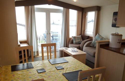 Hamworthy Apartment | Relaxing Retreat with Breathtaking Sea Views for Families