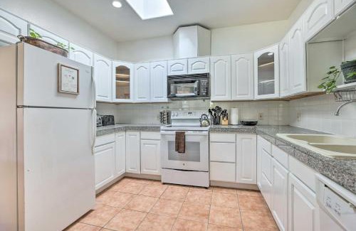 Eleven Mile Corner Apartment | Relaxing Eloy Apartment with Pool Access and Ocean Views