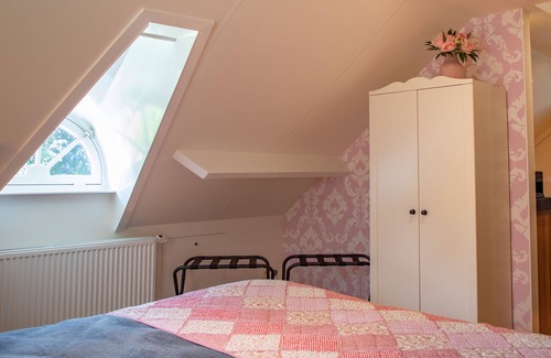 Epe Bed & Breakfast | Inviting B&B Retreat Near the Woods for Romantic Getaways
