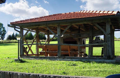 Presika Apartment | Rustic Apartment Retreat with Pet-Friendly Amenities