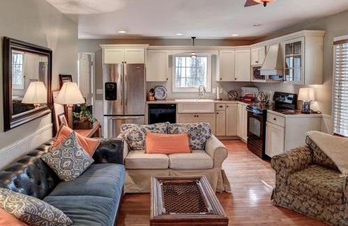 Cookeville House | Cozy and Secluded Woodland Cabin with a Front Porch in Cookeville, Tennessee