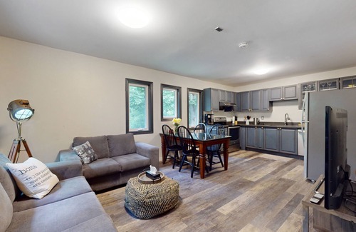 Adjala-Tosorontio House | Cozy and Serene Retreat with AC, Streaming in Loretto, ON