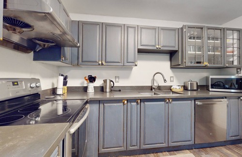 Adjala-Tosorontio House | Cozy and Serene Retreat with AC, Streaming in Loretto, ON