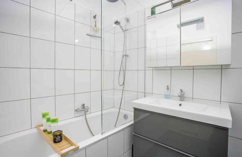 Hietzing Apartment | Chic Apartment Steps from Schönbrunn Castle - 4-Star Stay
