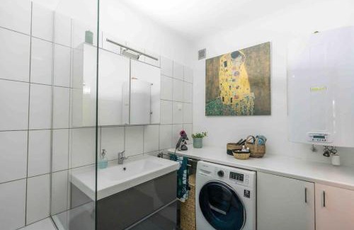 Hietzing Apartment | Chic Apartment Steps from Schönbrunn Castle - 4-Star Stay