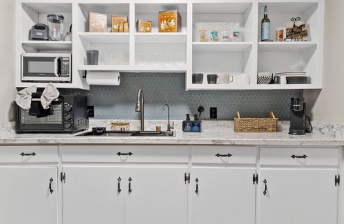 Cave City Apartment | Cozy and vibrant two-bdrm inspired by timeless tradition of the Kentucky Derby