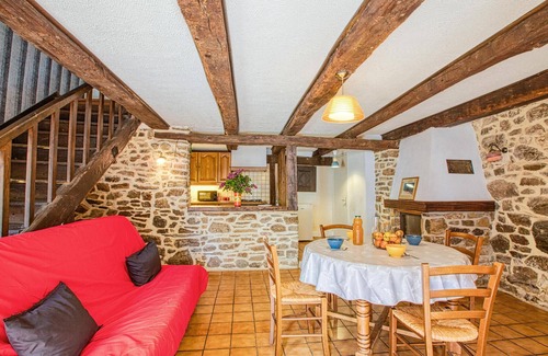 Saint-Chely-d'Aubrac Apartment | Escape to Nature: Relax with Spa, Pet-Friendly Amenities