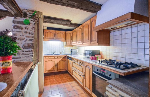 Saint-Chely-d'Aubrac Apartment | Escape to Nature: Relax with Spa, Pet-Friendly Amenities