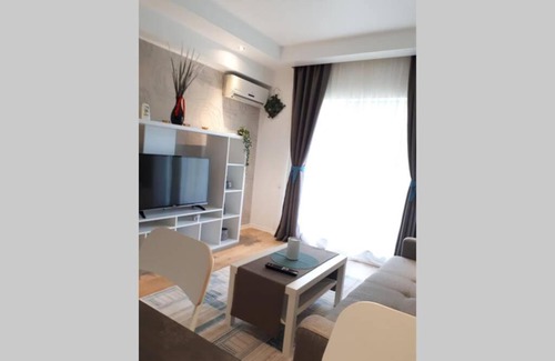 Stefanestii de Jos Apartment | Inviting Stay at Cozy Apart in Cosmopolis with Pool Access