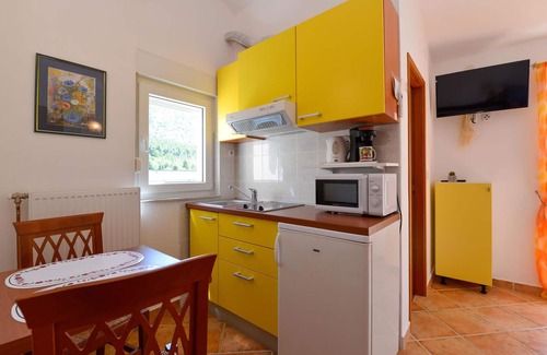 Starigrad Apartment | Inviting Vacation Apartment with Ocean View & Outdoor Kitchen