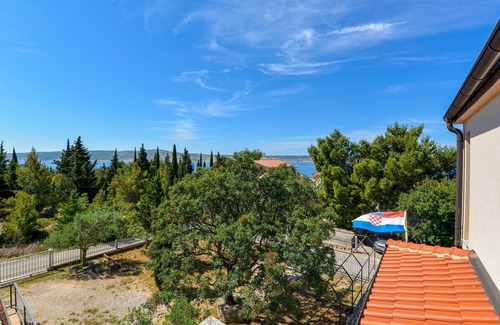 Starigrad Apartment | Inviting Vacation Apartment with Ocean View & Outdoor Kitchen