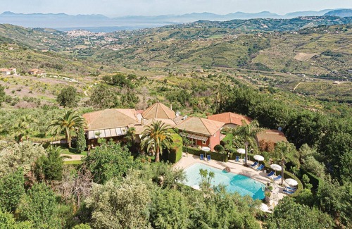 Laureana Cilento Apartment | Cozy 2-Bedroom Retreat in Beautiful Laureana Cilento
