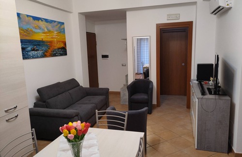 Gizzeria Lido Apartment | Ideal Apartment Steps from the Beach with Pool & Spa