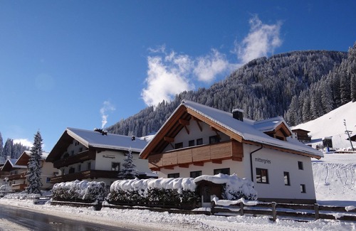 Lanersbach Apartment | Inviting Apartment for 4-5 with Breakfast & Family Amenities