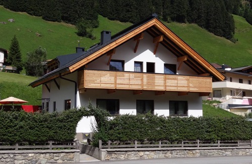 Lanersbach Apartment | Inviting Apartment for 4-5 with Breakfast & Family Amenities