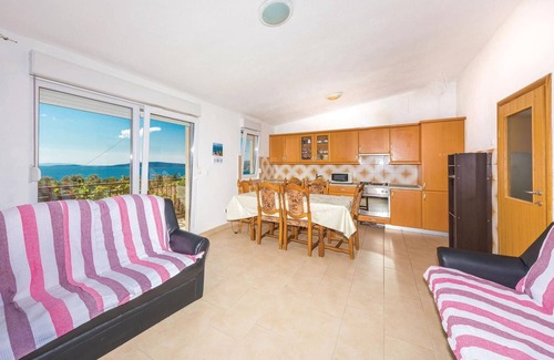 Seget Vranjica Apartment | Spacious 3-Bedroom Accommodation in Seget Vranjica