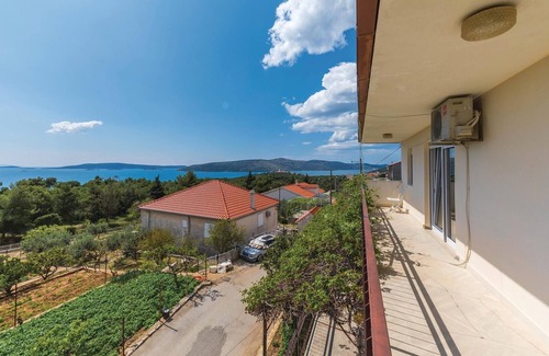 Seget Vranjica Apartment | Spacious 3-Bedroom Accommodation in Seget Vranjica