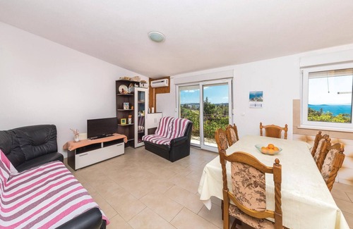 Seget Vranjica Apartment | Spacious 3-Bedroom Accommodation in Seget Vranjica