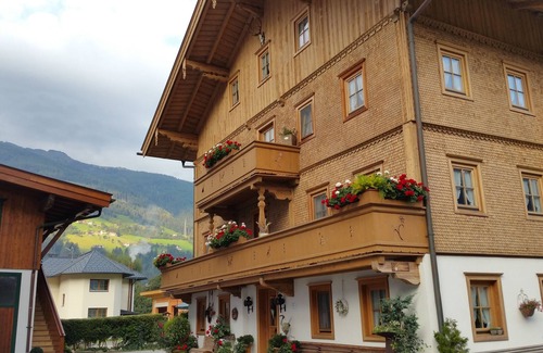 Stumm Apartment | Ideal Apartment in Central Location with Pool and Balcony