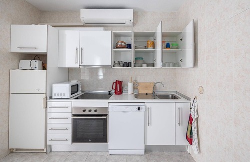 L'Alfas del Pi Apartment | Comfortable 2-Bedroom Retreat in Cautivador with Pool