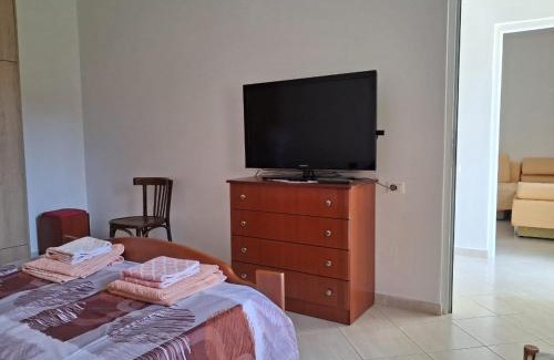 Delvine Apartment | Family-Friendly Apartment in Delvinë for Your Getaway
