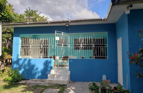 Molynes Gardens Apartment | Comfortable Kingston Apartment Near Business District