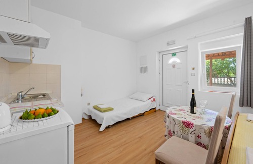 Gradina Apartment | Cozy apartment in Lozovac with WiFi
