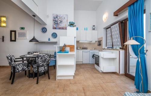 Barbariga Apartment | Relaxing Apartment in Peroj with Pool and Kitchen Access