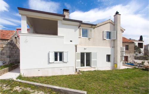 Omis Apartment | Inviting Podgrade Apartment with Jacuzzi and Family-Friendly Perks