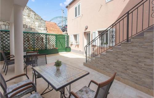 Omis Apartment | Inviting Podgrade Apartment with Jacuzzi and Family-Friendly Perks