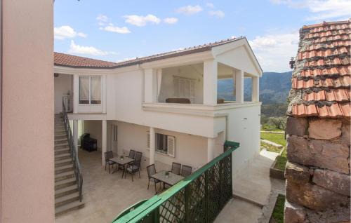 Omis Apartment | Inviting Podgrade Apartment with Jacuzzi and Family-Friendly Perks