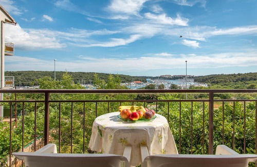 Vintijan Apartment | Spacious 3 Bedroom Retreat with Oceanfront Views in Pula