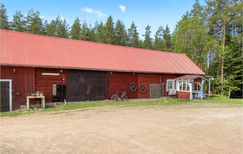 Skarblacka Apartment | Cozy Apartment in Skärblacka with Hot Tub & Kitchen