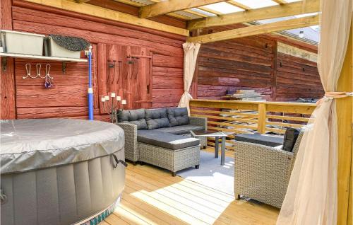 Skarblacka Apartment | Cozy Apartment in Skärblacka with Hot Tub & Kitchen