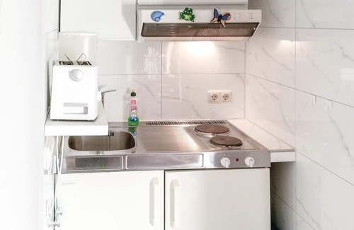 Trent Apartment | Elegant 1 Bedroom Retreat with Spa & Lake View in Trent