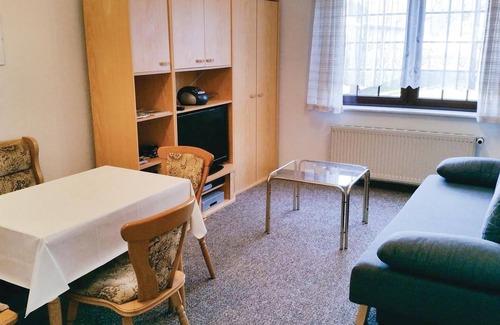 Trent Apartment | Elegant 1 Bedroom Retreat with Spa & Lake View in Trent