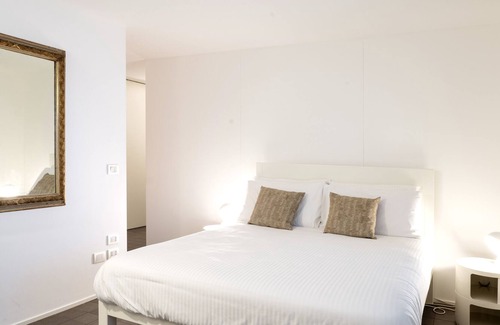 Tricolore Apartment | Inviting Apartment in Central Milan with Spa & Kitchen