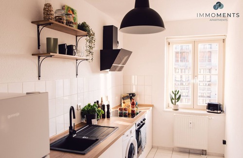 Magdeburg Apartment | Charming Central Apartment with Netflix and Breakfast