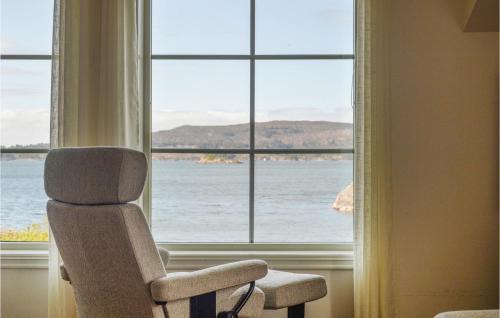 Vinnes Apartment | Inviting Oceanfront Apartment in Vestre Vinnesvåg