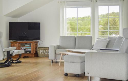 Vinnes Apartment | Inviting Oceanfront Apartment in Vestre Vinnesvåg
