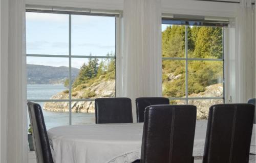 Vinnes Apartment | Inviting Oceanfront Apartment in Vestre Vinnesvåg