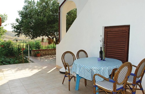 Vlasici Apartment | Charming 1 Bedroom Oceanfront Accommodation in Vlasici