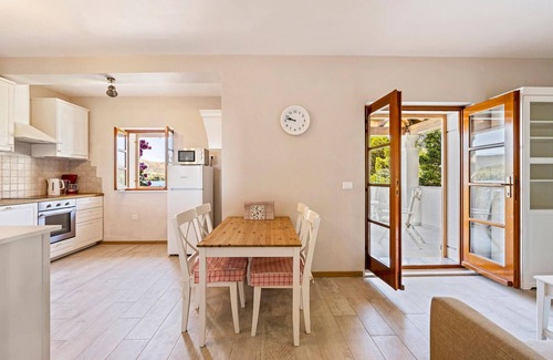 Zaboric Apartment | Unforgettable Family Getaway in Oceanfront Vacation Apartment