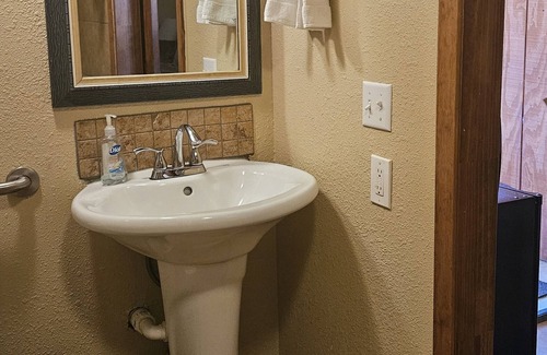 Silver Creek Village Apartment | Cozy Apartment Near Boat Ramp & Reveille Peak Getaway