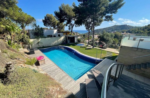 Castelldefels Villa | Inviting Apartment Steps from the Sea - Perfect for Couples